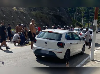 Imagem ilustrativa da imagem Colisão entre carro e bicicleta deixa feridos em Niterói