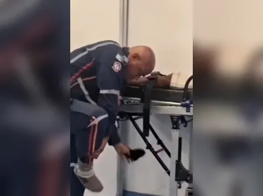 Imagem ilustrativa da imagem Socorrista retira a própria meia e coloca no pé de paciente; vídeo