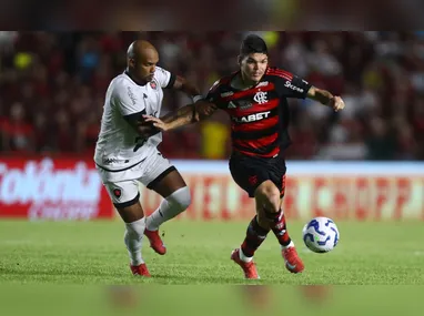 Samuel Xavier marca o primeiro gol do Fluminense que sai vitorioso da partida