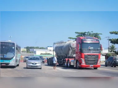Imagem ilustrativa da imagem Engavetamento entre 4 caminhões complica trânsito na Magé-Manilha