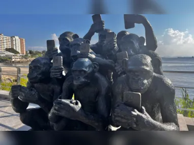 Imagem ilustrativa da imagem Escultura de macacos será retirada após vandalismo em Niterói