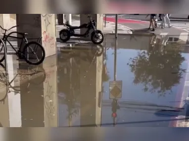 Imagem ilustrativa da imagem Esgoto a céu aberto fecha ciclovia e atrapalha travessia em Niterói