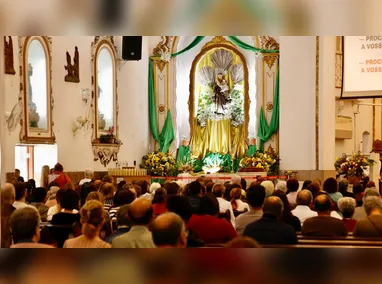Imagem ilustrativa da imagem Fiéis agradecem milagres de Santo Antônio em Niterói