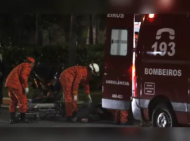 Imagem ilustrativa da imagem Grave acidente entre moto e carro deixa feridos em Niterói