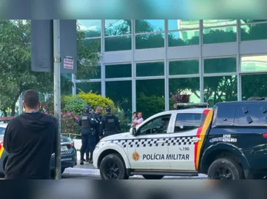 Policiais conseguiram retirar as crianças, imobilizar o homem e encaminhá-lo para a delegacia