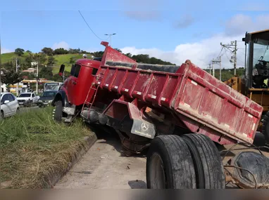 O motorista precisou ser levado para atendimento no Hospital Alberto Torres, no Colubandê