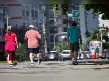 Após a perseguilção, os policiais apreenderam uma pistola, oito munições e uma quantia em dinheiro.