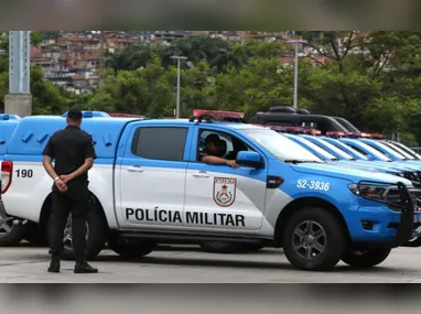 Imagem ilustrativa da imagem PM prende seis criminosos e apreende fuzis e explosivos em comunidades do Rio