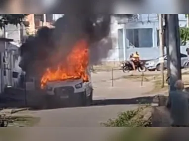 A moto ficou com a frente destruída com o impacto