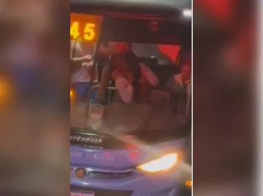 Imagem ilustrativa da imagem Passageiro imobiliza bandido e impede assalto em ônibus no Rio; vídeo