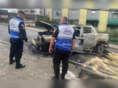 Imagem ilustrativa da imagem Perseguição acaba em acidentes, carro em chamas e presos