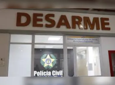 Moto usada na fuga ficou caída no chão após a colisão