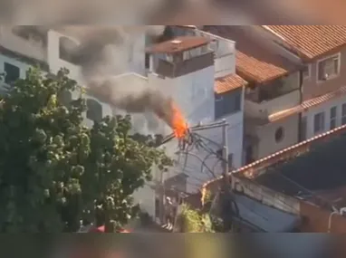 Carro ficou parcialmente destruído pelas chamas
