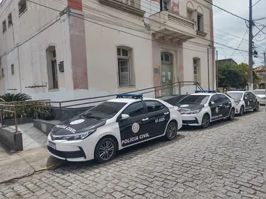 Homem foi baleado enquanto esperava o BRT dentro da estação Praça do Bandolim