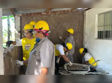 A moto ficou com a frente destruída com o impacto