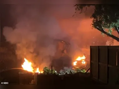 Imagem ilustrativa da imagem Avião cai, atinge residências e provoca incêndio; vídeo