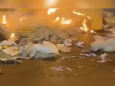 A dianteira de um dos caminhões ficou destruída