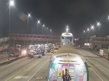 Os agentes conseguiram deter a suspeita no estacionamento do comércio