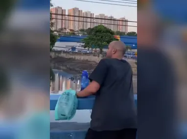 Imagem ilustrativa da imagem 'Valão' em São Gonçalo vira 'ponto turístico' e dá o que falar; vídeo
