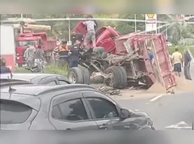 Caminhão perdeu o eixo traseiro e subiu no canteiro da RJ-106