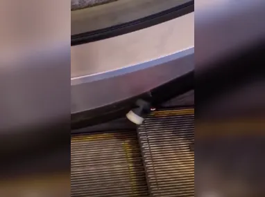 Imagem ilustrativa da imagem Vídeo: mãe se choca ao ver tênis de filho ser esmagado por escada rolante