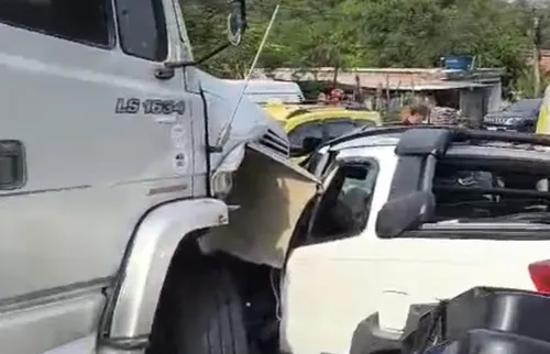 Bombeiros revelam número de feridos em acidente na RJ-106