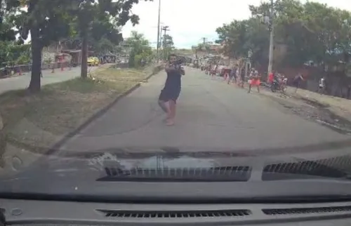 Motorista se desculpa diante de criminosos armados no Rio; vídeo