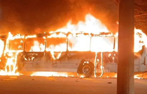 Mais ônibus queimados por ordem do tráfico no Rio; vídeo