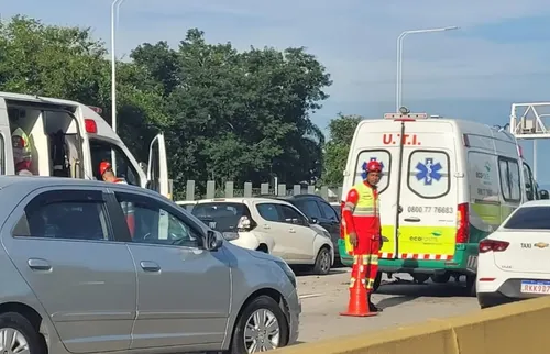 Motociclista morre após acidente com van na Ponte Rio-Niterói