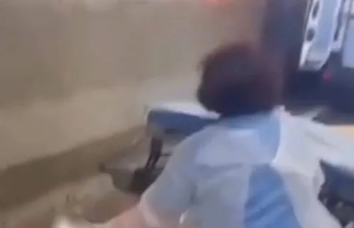 Paciente no chão de túnel choca motoristas no Rio; vídeo