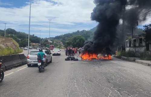 Protesto com fogo trava trânsito na RJ-104, sentido Niterói