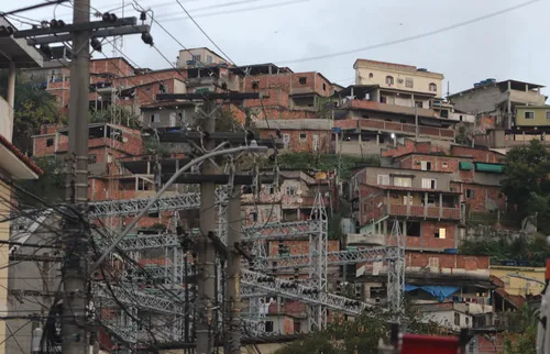 Troca de tiros com a PM deixa um preso em comunidade de Niterói