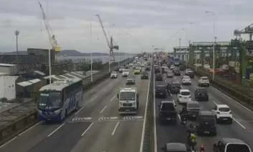 Imagem ilustrativa da imagem Acidente com motociclista interdita uma faixa da Ponte