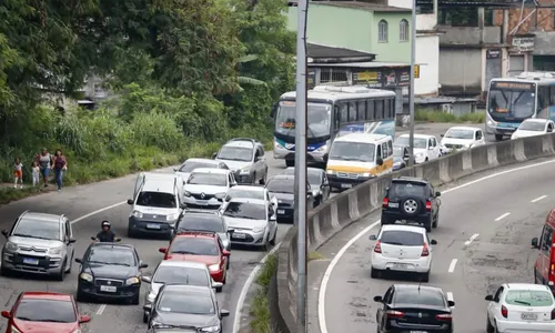 O trânsito está congestionado do local do acidente até Alcântara, no sentido Niterói