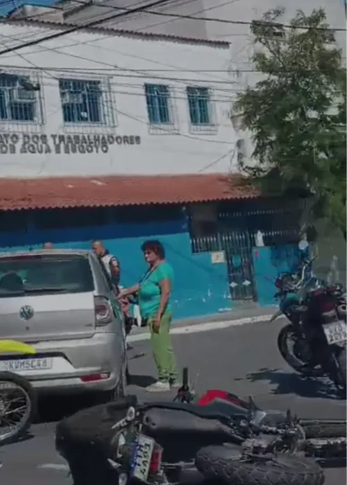 Moto ficou caída na via após colisão
