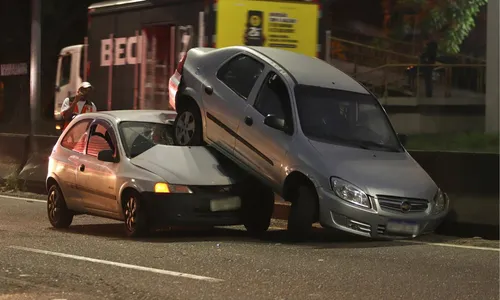 Carro em cima do outro chamou atenção de motoristas