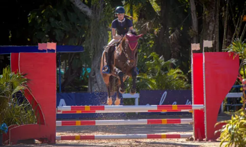 Ao lado de seu cavalo Dossiê, Manuella forma uma dupla de destaque nas competições