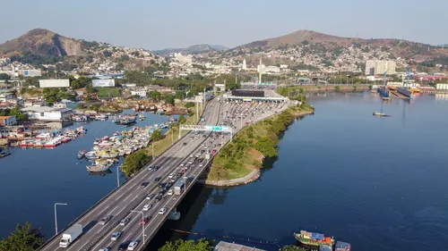 O homem estava a pé na Ponte Rio-Niterói