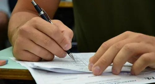 O exame é uma oportunidade para quem busca a certificação do ensino fundamental e médio