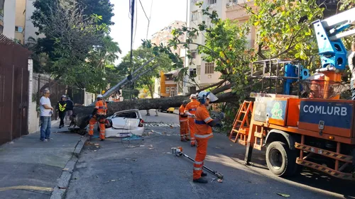 O tráfego está sendo desviado pela Rua Paissandu