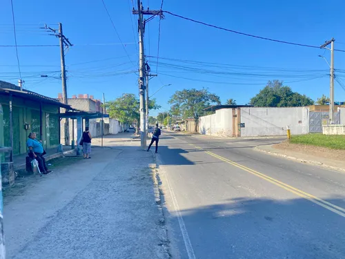 Passageiros ficam atentos nos pontos de ônibus na Estrada do Pacheco