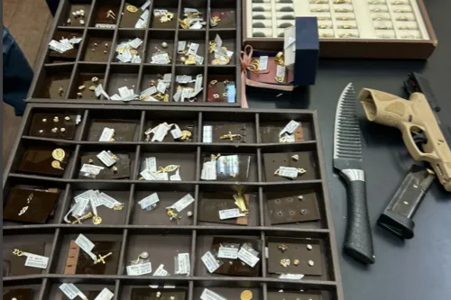 As joias recuperadas e as armas usadas no crime