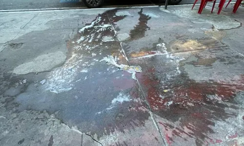 Imagem da calçada após a mulher jogar um balde de água suja
