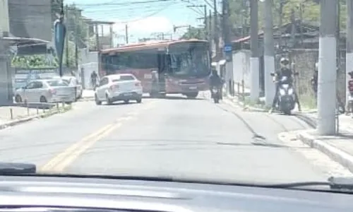 Imagem ilustrativa da imagem Bandidos sequestram ônibus e usam como barricada em São Gonçalo