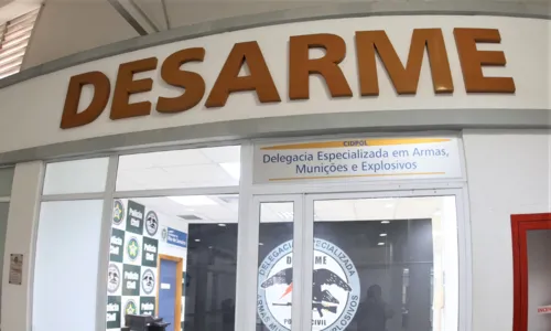 Polícia encontrou mais de 5 mil unidades de drogas embaladas, com símbolos de facção e valores de venda