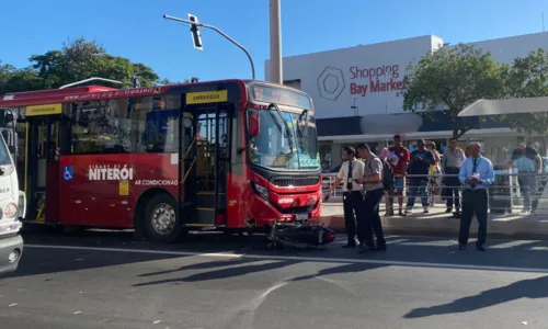 Acidente aconteceu em frente a um shopping da cidade
