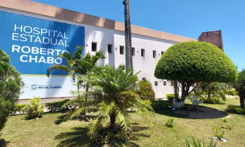 O bombeiro está internado no Hospital Estadual Roberto Chabo, em Araruama