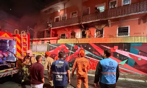 A rua chegou a ser interditada para a realização do trabalho dos bombeiros