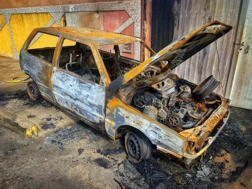 Veículo ficou totalmente destruído pelo fogo