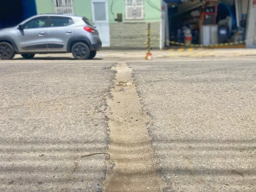 Buraco toma conta da rua após as intervenções da concessionária